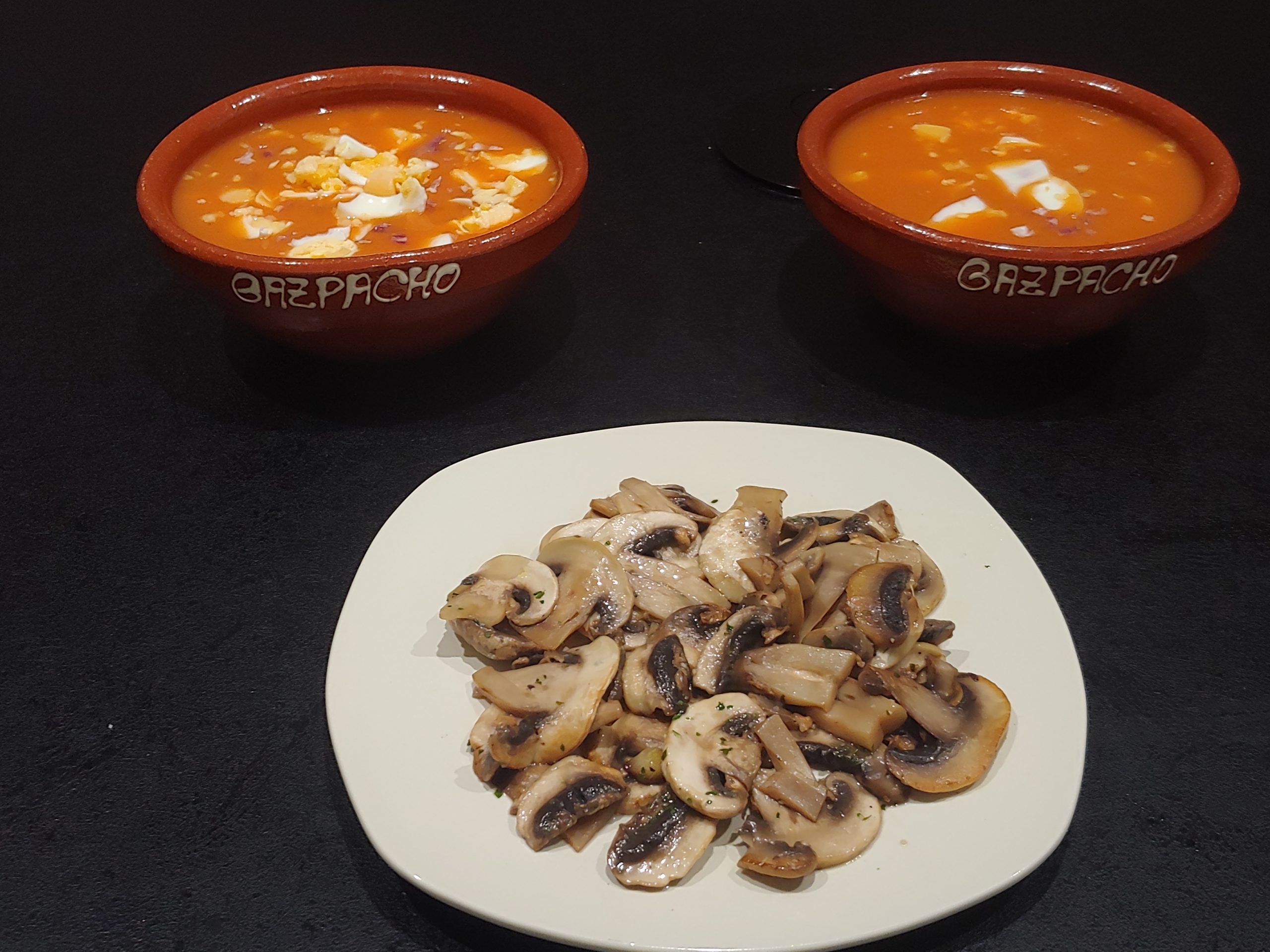 GAZPACHO Y CHAMPIÑONES A LA PLANCHA